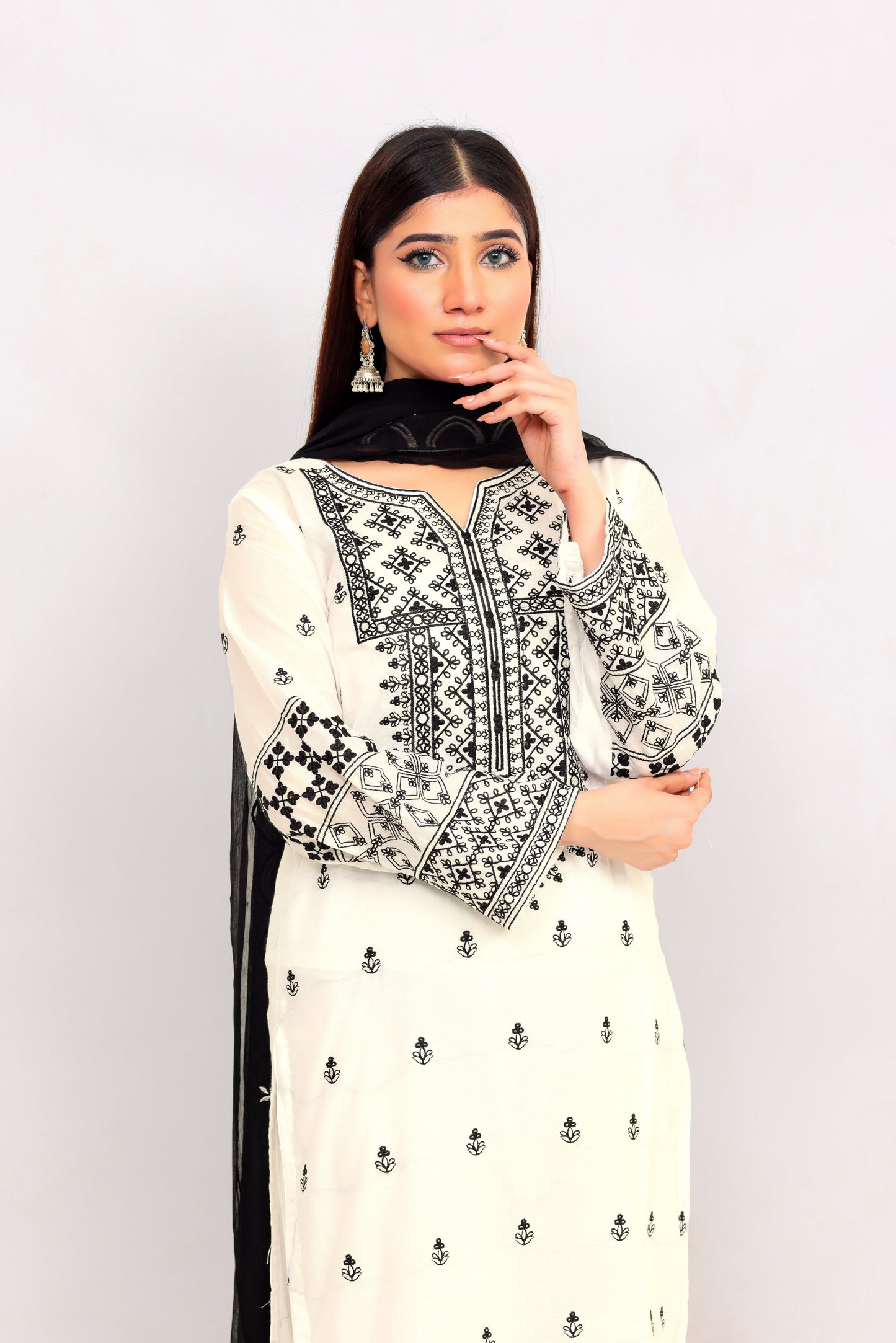 FF3075 – 3PC Stitched Embroidered Lawn Suit