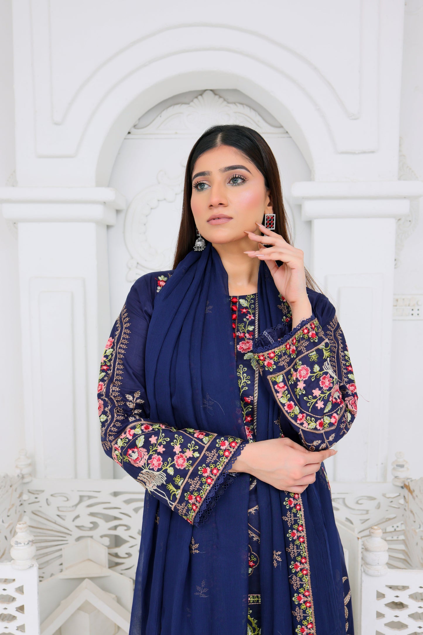 FF3028 – 3PC Stitched Embroidered Lawn Suit