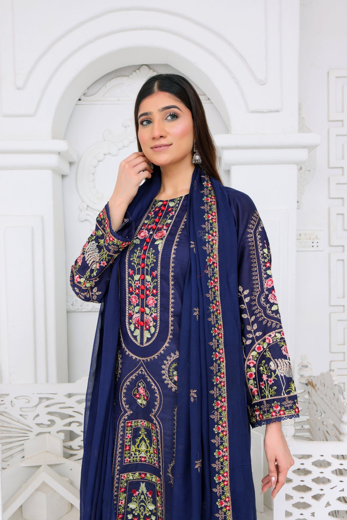 FF3028 – 3PC Stitched Embroidered Lawn Suit