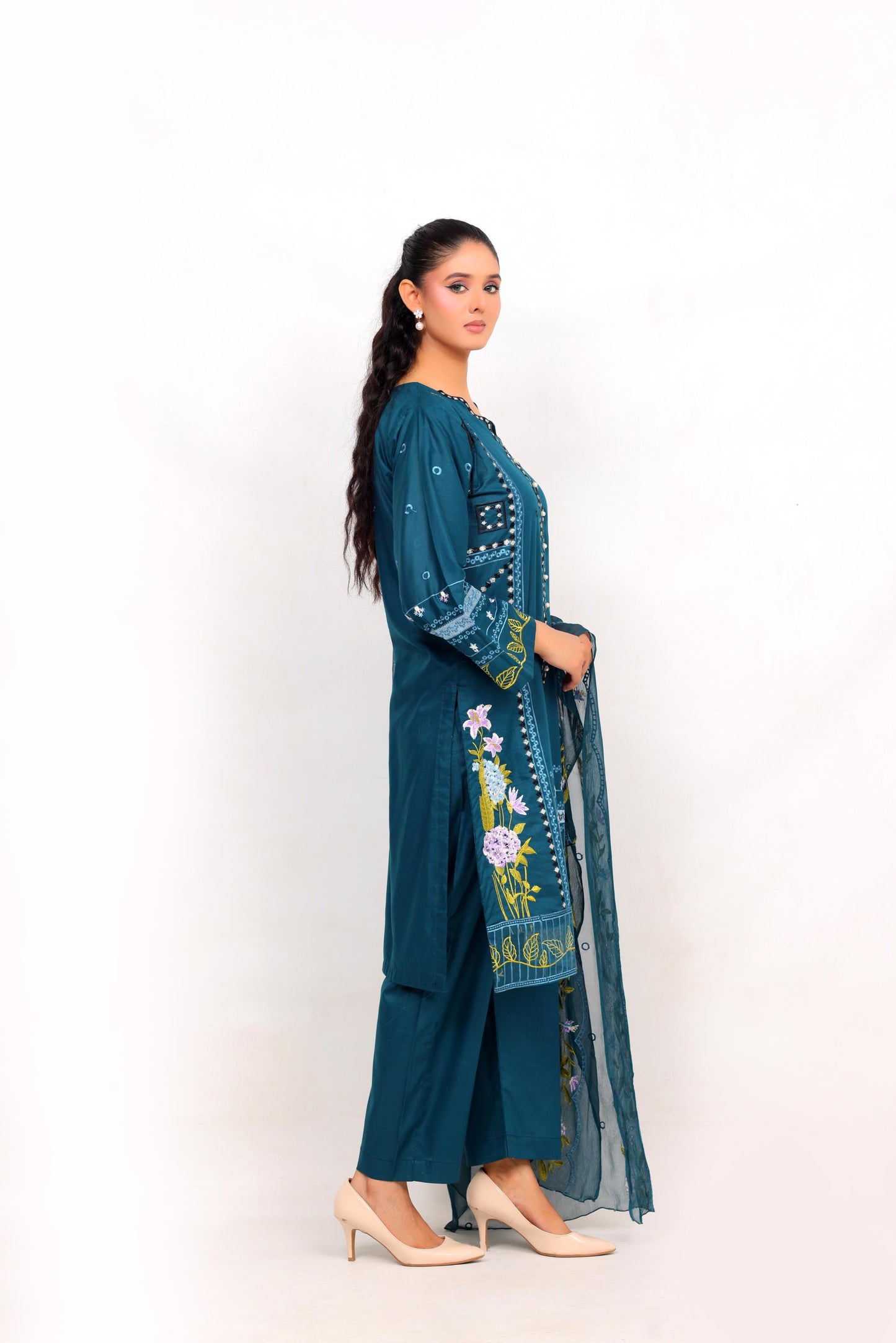 FF3086 – 3PC Stitched Embroidered Lawn Suit