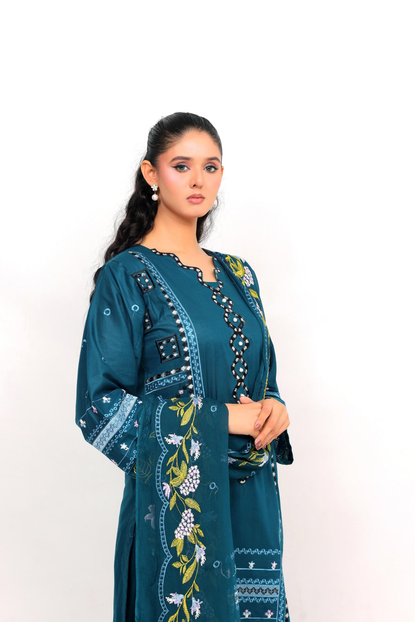 FF3086 – 3PC Stitched Embroidered Lawn Suit