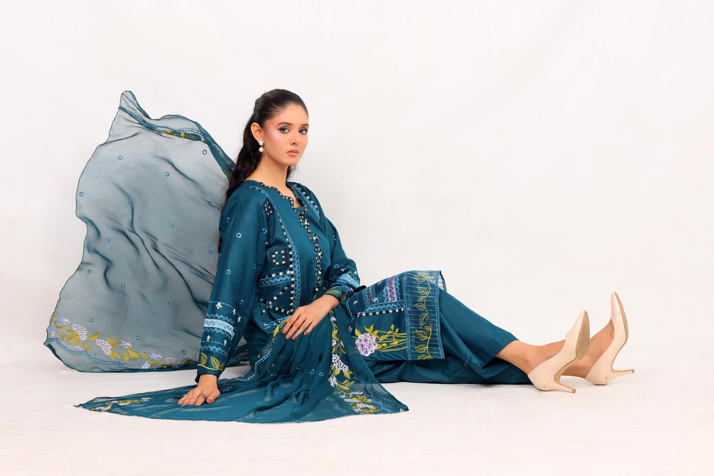 FF3086 – 3PC Stitched Embroidered Lawn Suit