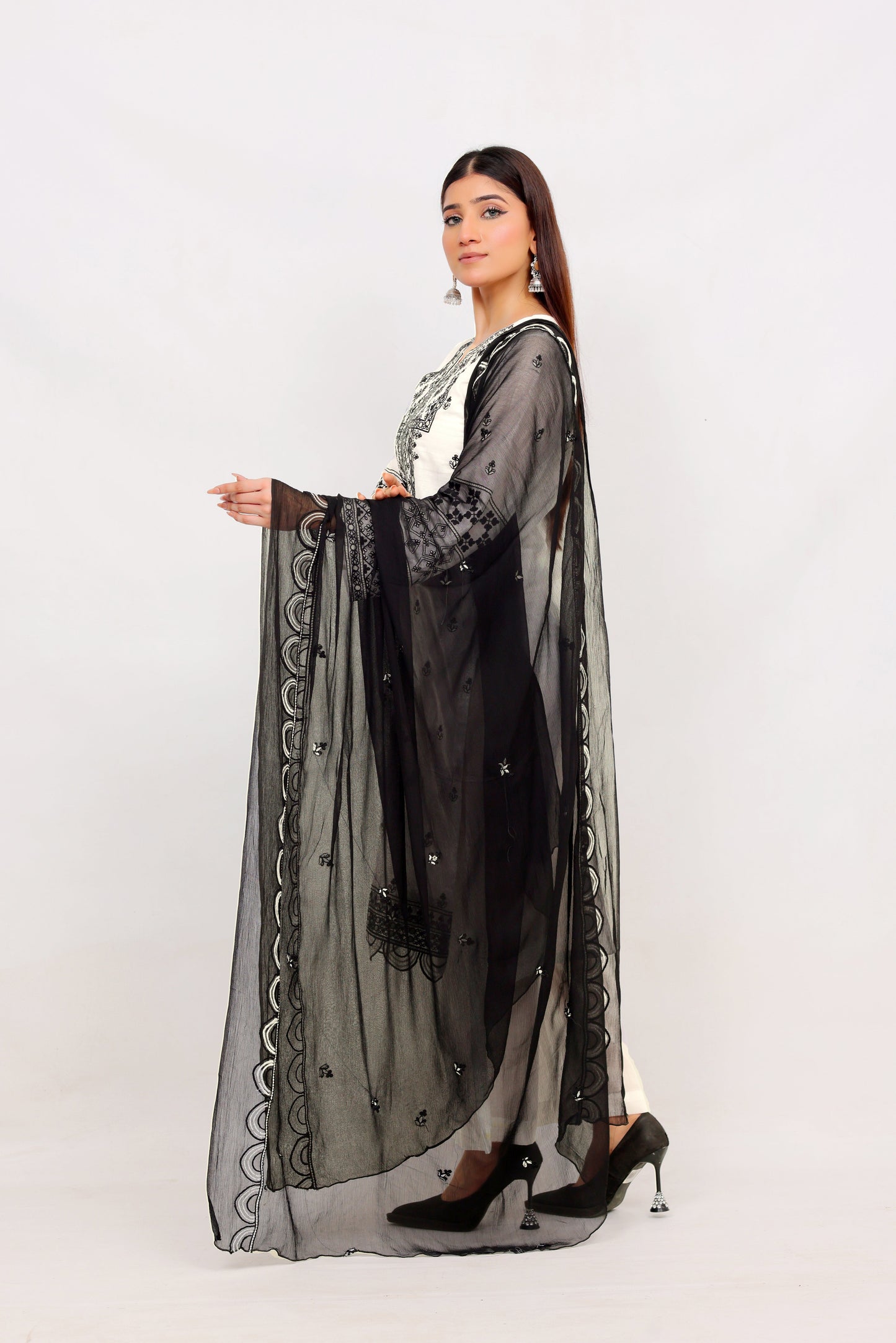 FF3075 – 3PC Stitched Embroidered Lawn Suit